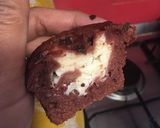 Foto langkah ke 5 dari resep Banana Choco Muffin with filling.