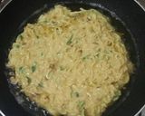 Foto langkah ke 4 dari resep Martabak mie simple favorite.