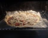 Foto del paso 3 de la receta: Pizza de jamón serrano, fuet, espinacas y tomate cherry