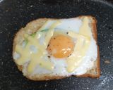 รูปขั้นตอนการทำที่ 6 ของ Avocado Egg-In-A-Hole