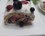 Foto del paso 4 de la receta: Arrollado Con Crema De Queso Y Frutos Rojos / Postre Tronco Navideño De Verano