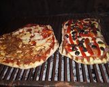 Foto del paso 4 de la receta: Pizza a la parrilla 👌🍕🍕🍻