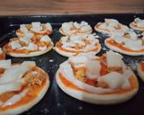 صورة لخطوة 4 من وصفة ميني بيتزا 🍕