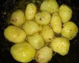 A picture of step 2 of Dum Aloo.