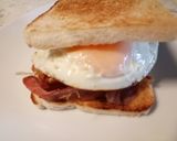 A picture of step 3 of Fried egg and bacon sarnie.