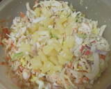Foto del paso 9 de la receta: Ensalada mixta de col y cogollo con langostinos, palitos de cangrejo, piña y salsa rosa