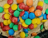 Foto del paso 2 de la receta: Cookies con confites 🌈 multicolores rellenos de chocolate 🌈