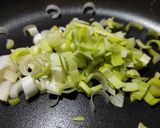 Foto del passaggio 1 della ricetta Busiate con salmone, pomodori e porro