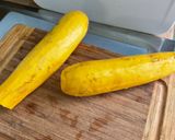 Une image de l'étape 2 de Courgettes jaunes, tomate noire et poivrons verts aux épices.