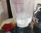 A picture of step 2 of Strawberry shake.