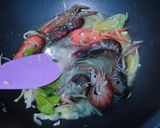 Foto langkah ke 4 dari resep Lobster goreng mentega.