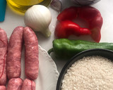 Foto del paso 1 de la receta: Arroz con longanizas y verduras 🍅 🫑 🧅