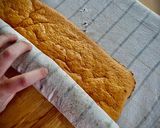 Foto del paso 3 de la receta: Brazo gitano de fresones blancos y rojos con nata y trufa