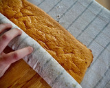 Foto del paso 3 de la receta: Brazo gitano de fresones blancos y rojos con nata y trufa