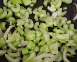 Foto del passaggio 3 della ricetta Insalata con tonno e uova