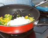 Foto langkah ke 5 dari resep Kwetiau Goreng Jamur Pedas.