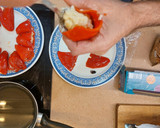 Foto del paso 4 de la receta: Pimientos de piquillo rellenos de bacalao gambas con bechamel y salsa bilbaina