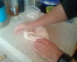 Foto del paso 2 de la receta: Pizza casera de lo que tengas en la nevera