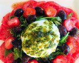 Foto del paso 3 de la receta: Carpaccio de tomate con burrata y fresas