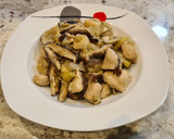 Foto del paso 6 de la receta: Pollo encebollado con setas y calabacín
