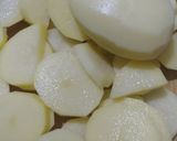 صورة لخطوة 1 من وصفة بطاطا 🥔 شطيطحة بالبيض 🥚 بنينة