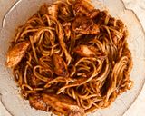 Ketchupos zöldfűszeres csirkemell, spagetti tésztával recept fázis 6 fotója