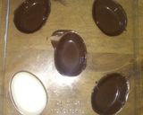 Foto del paso 2 de la receta: Huevos de Pascua y chupetines de chocolate 🍫