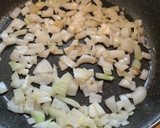 Foto del paso 1 de la receta: Tortilla de tomate y cebolleta