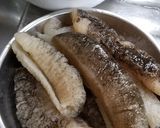 A picture of step 2 of Chinese abalone sea cucumber mushroom stew 鮑魚花膠海參江瑤柱煲.