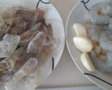Foto del paso 1 de la receta: Cogollos de lechuga con gambas al pil pil