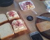 Foto del paso 1 de la receta: Tostados de queso con jamón y salame