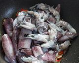 Foto langkah ke 2 dari resep Tumis cumi hitam pedas.