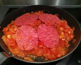 Foto del passaggio 2 della ricetta Hamburger con pomodori freschi e insalata mista cotti in padella