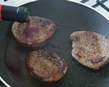 Vörösborban párolt marha fehérpecsenye recept fázis 3 fotója