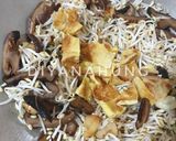 Foto langkah ke 3 dari resep Dadar Telur Cah Tauge & Jamur Siangku/Hioko.