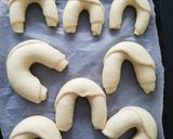 Házi patkó alakú vajas kifli 🥐 recept fázis 4 fotója