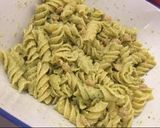Foto del passaggio 4 della ricetta Fusilloni al pesto di zucchine con gamberetti