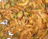A picture of step 5 of Piyaz Hari mirch mix pakora😋.