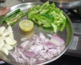 தக்காளி குடைமிளகாய் சாதம்(Thakkali kudaimilakaai saatham recipe in tamil) ரெசிபி ஸ்டேப் 1 புகைப்படம்