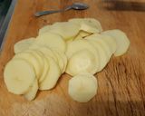 Foto del paso 2 de la receta Alitas de pollo fritas acompañadas de patatas con tomate