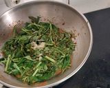 Foto langkah ke 3 dari resep Tumis Kangkung Pedas.