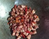 Foto langkah ke 4 dari resep Oseng pedes cumi asin sederhana.