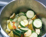 Foto del paso 4 de la receta: Pollo en salsa con verduras, manzanas y nueces