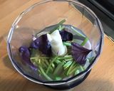 Une image de l'étape 2 de Sauce miel,cacahuètes,basilic pourpre et oignon nouveau.