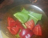 Foto del paso 3 de la receta: Pechuga de pollo adobada al ajillo a la plancha con menestra de verduras y papas cocidas