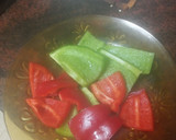 Foto del paso 3 de la receta: Pechuga de pollo adobada al ajillo a la plancha con menestra de verduras y papas cocidas