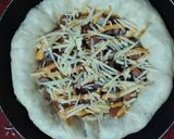 Foto langkah ke 6 dari resep Pizza pinggiran sosis Teflon Rumahan.