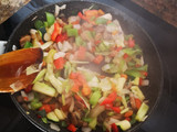 Pasta de lentejas rojas con verduritas y salmón