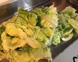 Une image de l'étape 1 de Salade sucrine aux tomates bicolores et oignon de roscoff.