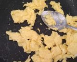Foto langkah ke 4 dari resep Scrambled Egg with Bread Toast.